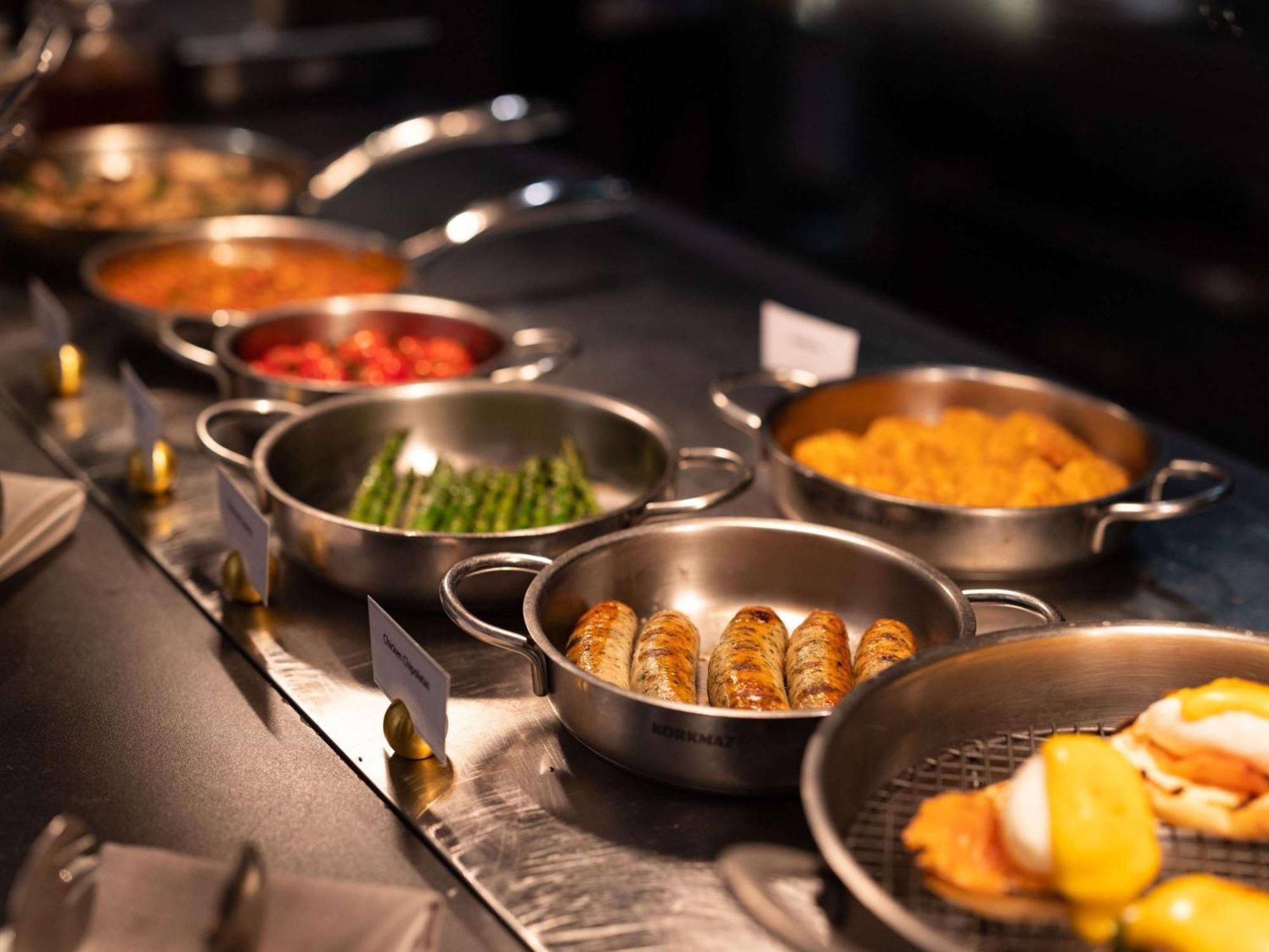 더 플레이포드 애들레이드- M 갤러리 외부 사진 A selection of prepared foods at a buffet