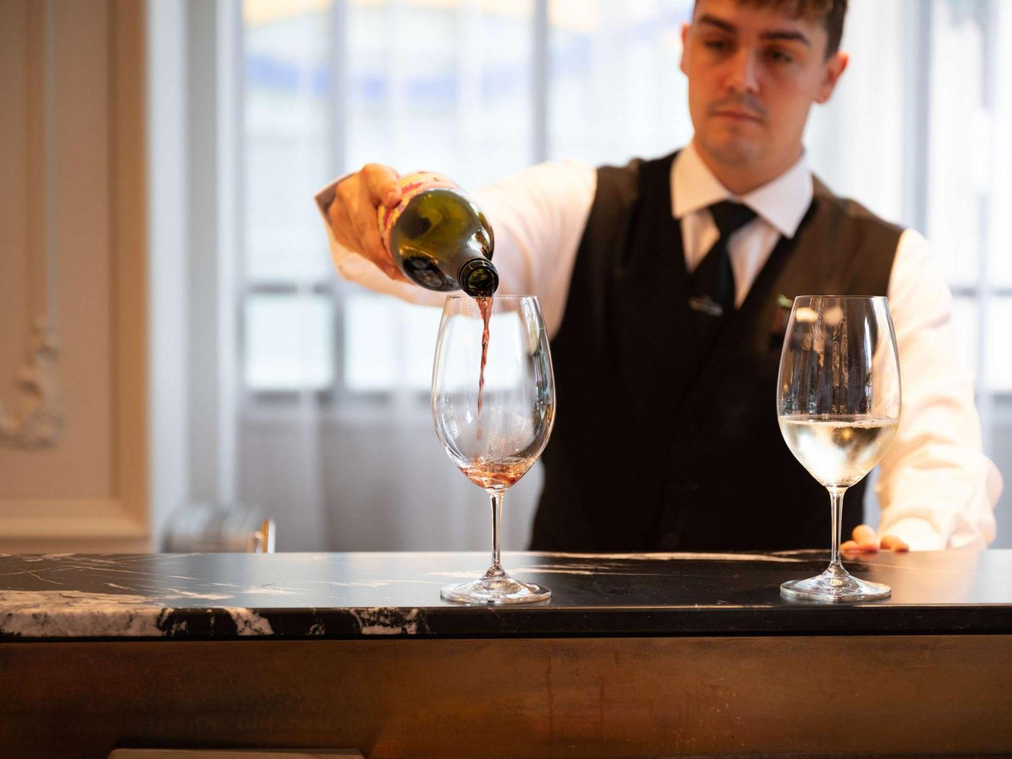 더 플레이포드 애들레이드- M 갤러리 외부 사진 A sommelier pouring wine